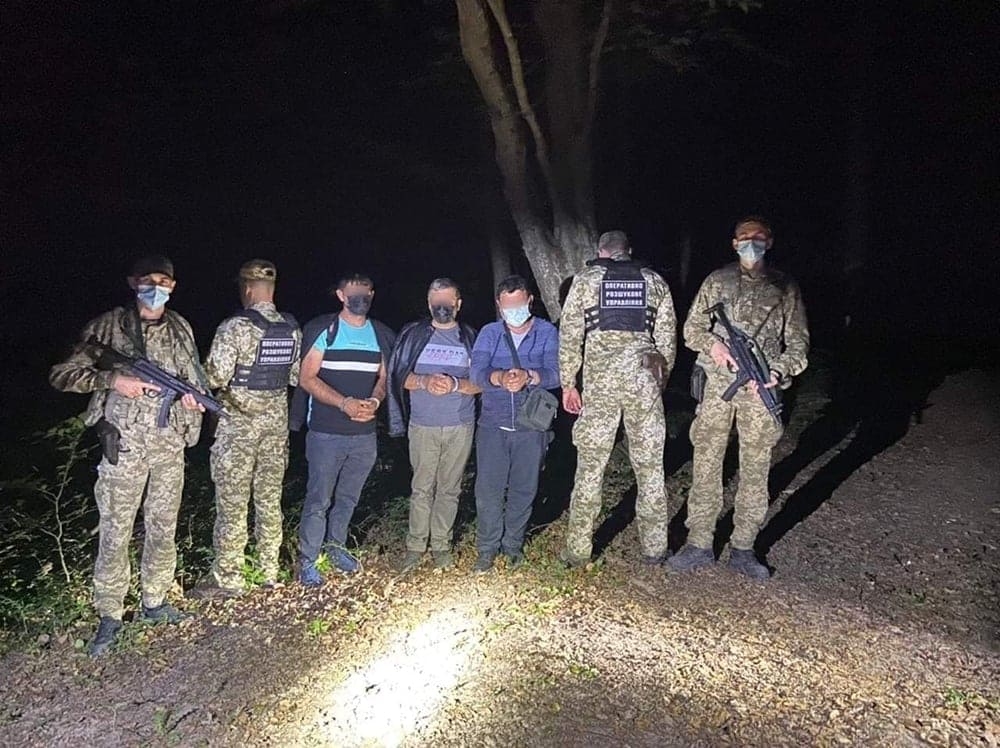 Прямували на Німеччину: на Закарпатті прикордонники затримали групу нелегалів