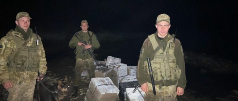 Чергова тютюнова контрабанда на Закарпатті: зловмисники намагались переправити 13 тисяч пачок сигарет