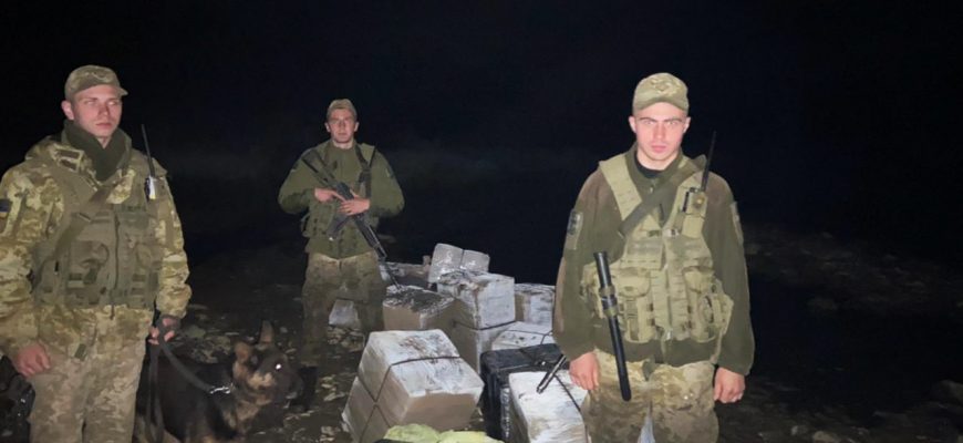Чергова тютюнова контрабанда на Закарпатті: зловмисники намагались переправити 13 тисяч пачок сигарет