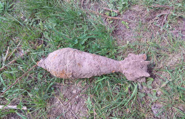 Селянин на власному полі натрапив на небезпечну знахідку: на Закарпатті вилучили мінометну міну