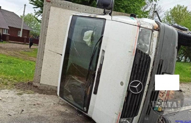 ДТП на Закарпатті: на трасі Київ-Чоп вантажівка зіткнулась із джипом BMW