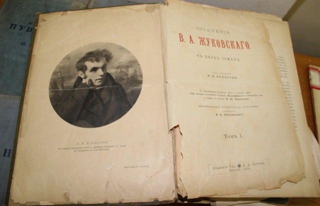 На Закарпатті прикордонники вилучили у водія партію стародруків