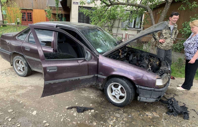 У Хусті посеред дороги загорівся легковик