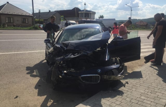 Автотроща на Закарпатті: дві автівки зіткнулися на високій швидкості
