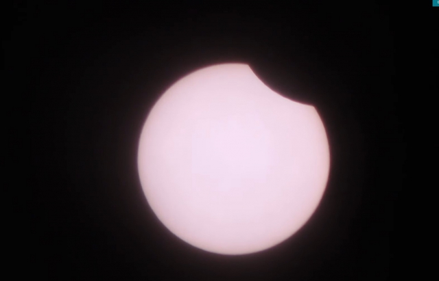 Ужгородці спостерігали за сонячним затемненням