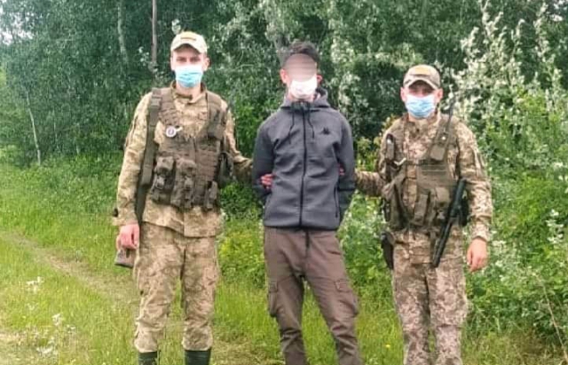 Закарпатські прикордонники затримали двох мігрантів які намагалися незаконно перетнути українсько-словацький кордон