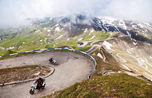 Відому гірську трасу в Румунських Карпатах завалило 8-метровим снігом