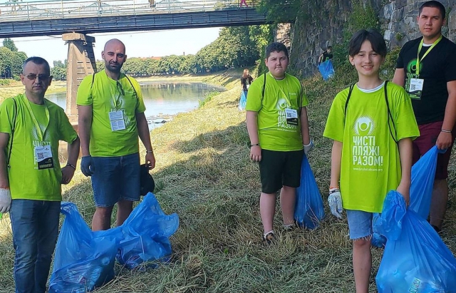 Експедиція екоактивістів в Ужгороді: в рамках Всеукраїнського проекту, прибрали береги річки Уж