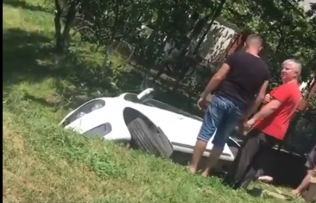 На Закарпатті сталася ДТП: автомобіля перевернуло у кювет