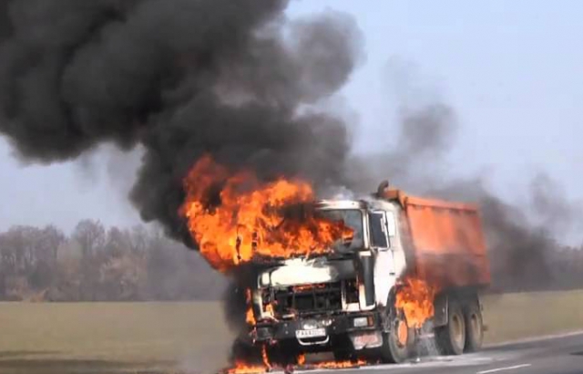 У Великому Березному з невідомих причин зайнялася вантажівка