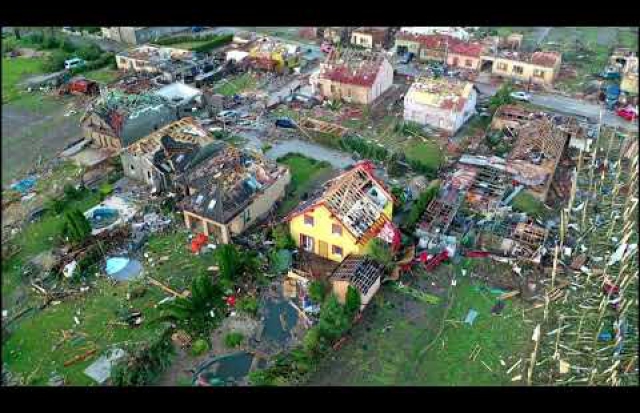 Вражаючі кадри: руйнування від торнадо в Чехії показали з висоти