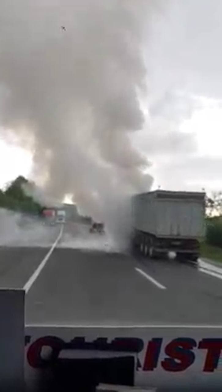 Біля Закарпаття з невідомих причини спалахнула вантажівка посеред траси