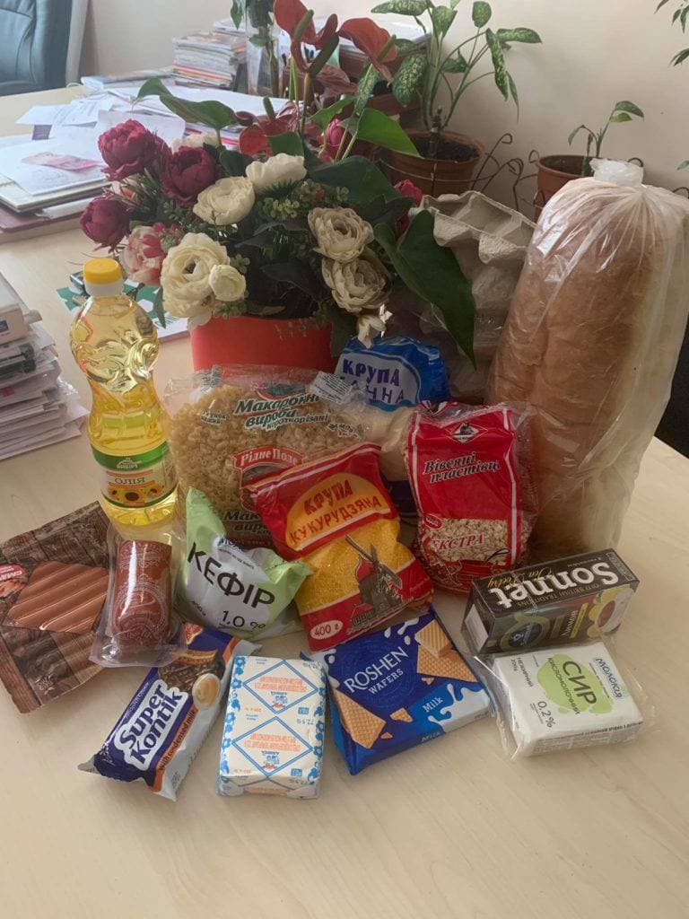 В Мукачеві волонтери розвозили пакунки з харчовими продуктами по 105 адресам