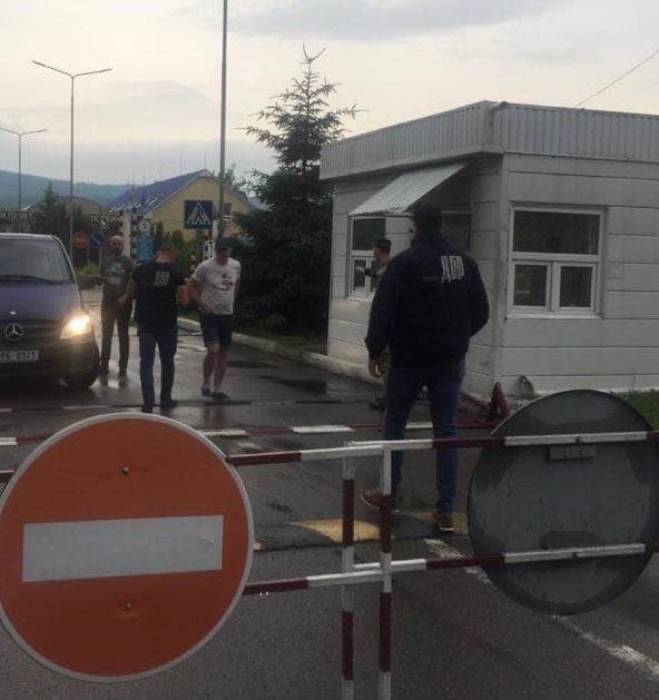 ДБР затримало автомобілі на закарпатських кордонах, які незаконно перевозили алкоголь