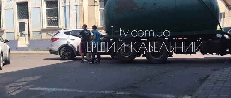 В Ужгороді сталася ДТП: легковик зіштовхнувся з вантажівкою