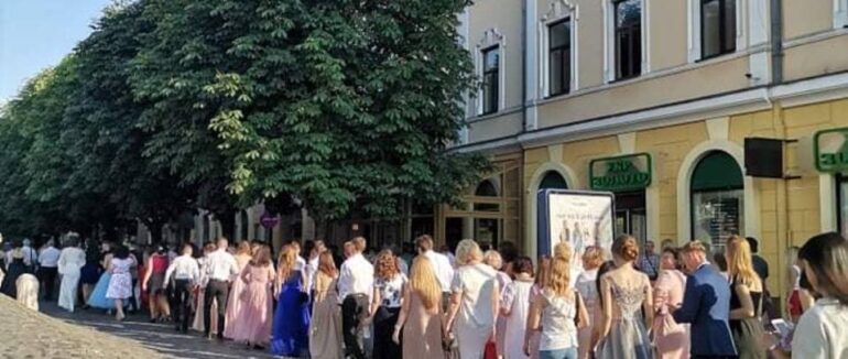 В центрі Мукачева розпочався парад випускників