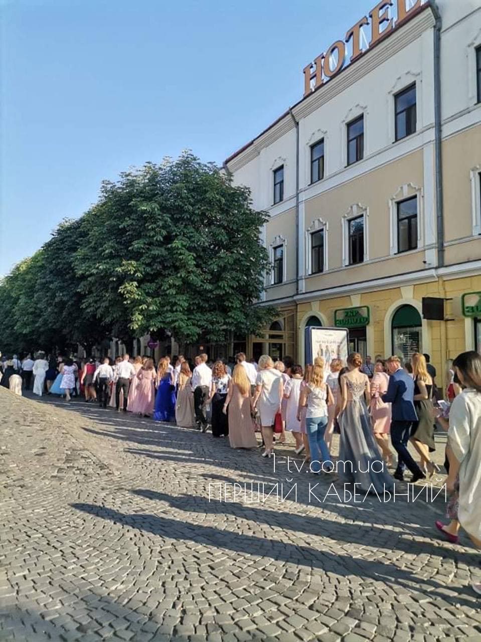 В центрі Мукачева розпочався парад випускників