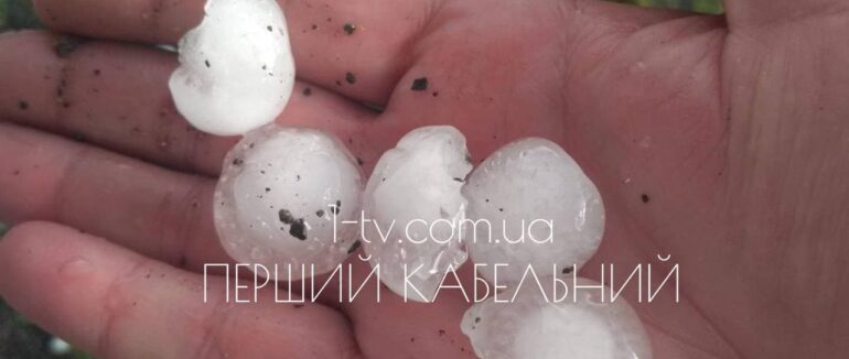 Негода в селі Кленовець: випав рясний град