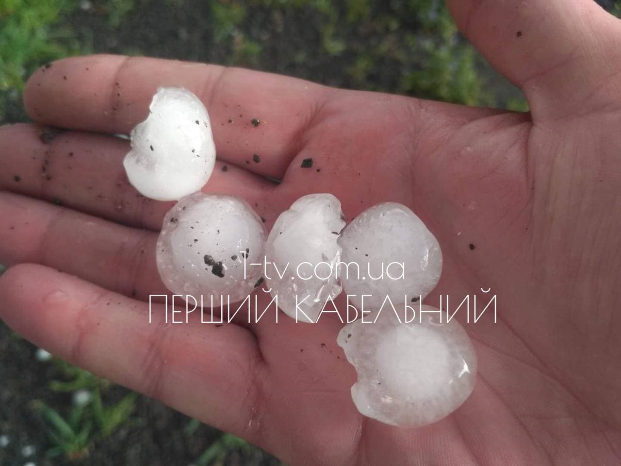 Негода в селі Кленовець: випав рясний град