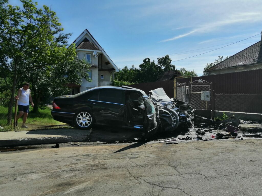 Ужгород, Радванка, ДТП, автотроща, влетів у паркан, не впорався з керуванням, водій