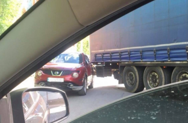 ДТП у Мукачеві: вантажівка зіштовхнулася з легковиком “Nissan”