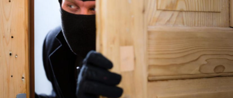 В Ужгороді підліток викрав 5 тисяч гривень з “Акваріум”, які призначалися на клітку для білочок