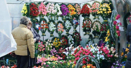 Пластмасових квіти і вінки: в одному з міст Закарпаття заборонили продаж і використання цих виробів
