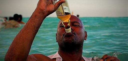 Вживання алкоголю під час спеки: застереження лікарів від небезпеки