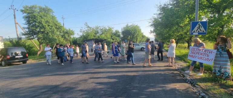 З самого ранку у Великому Березному розпочалася акція протесту на захист збереження школи-інтернату