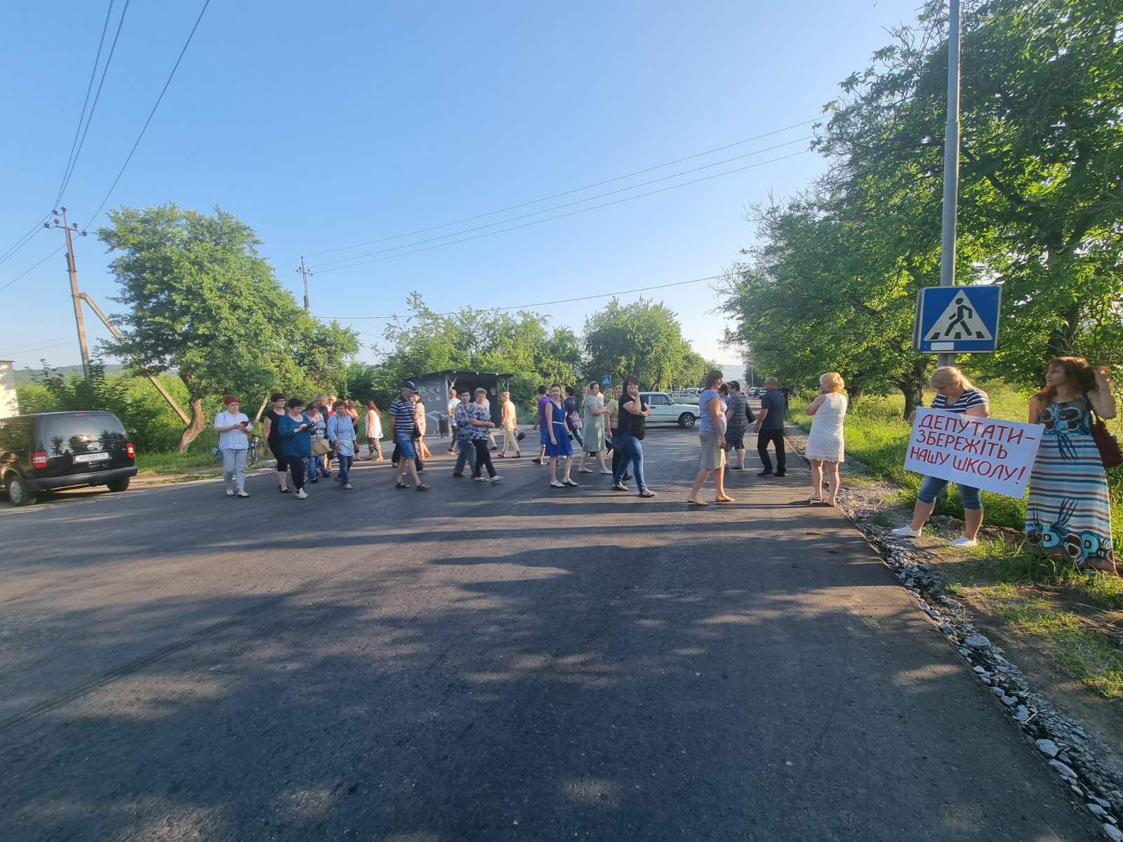 З самого ранку у Великому Березному розпочалася акція протесту на захист збереження школи-інтернату