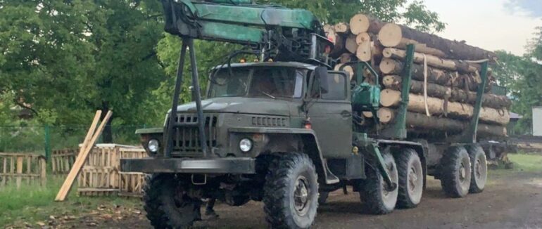 Поліцейські Тячівщини затримали вантажівку: водій перевозив деревину сумнівного походження
