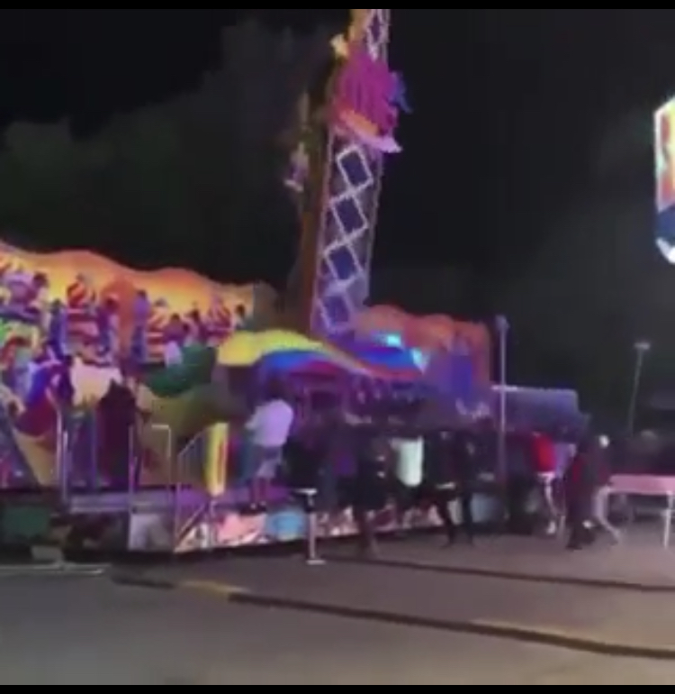 У Мічигані небайдужі перехожі врятували людей, які каталися на атракціоні