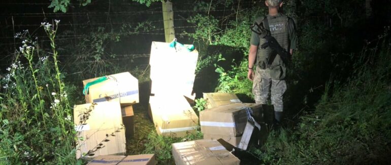 Біля закарпатського кордону прикордонники знайшли шість тисяч пачок контрабандних цигарок