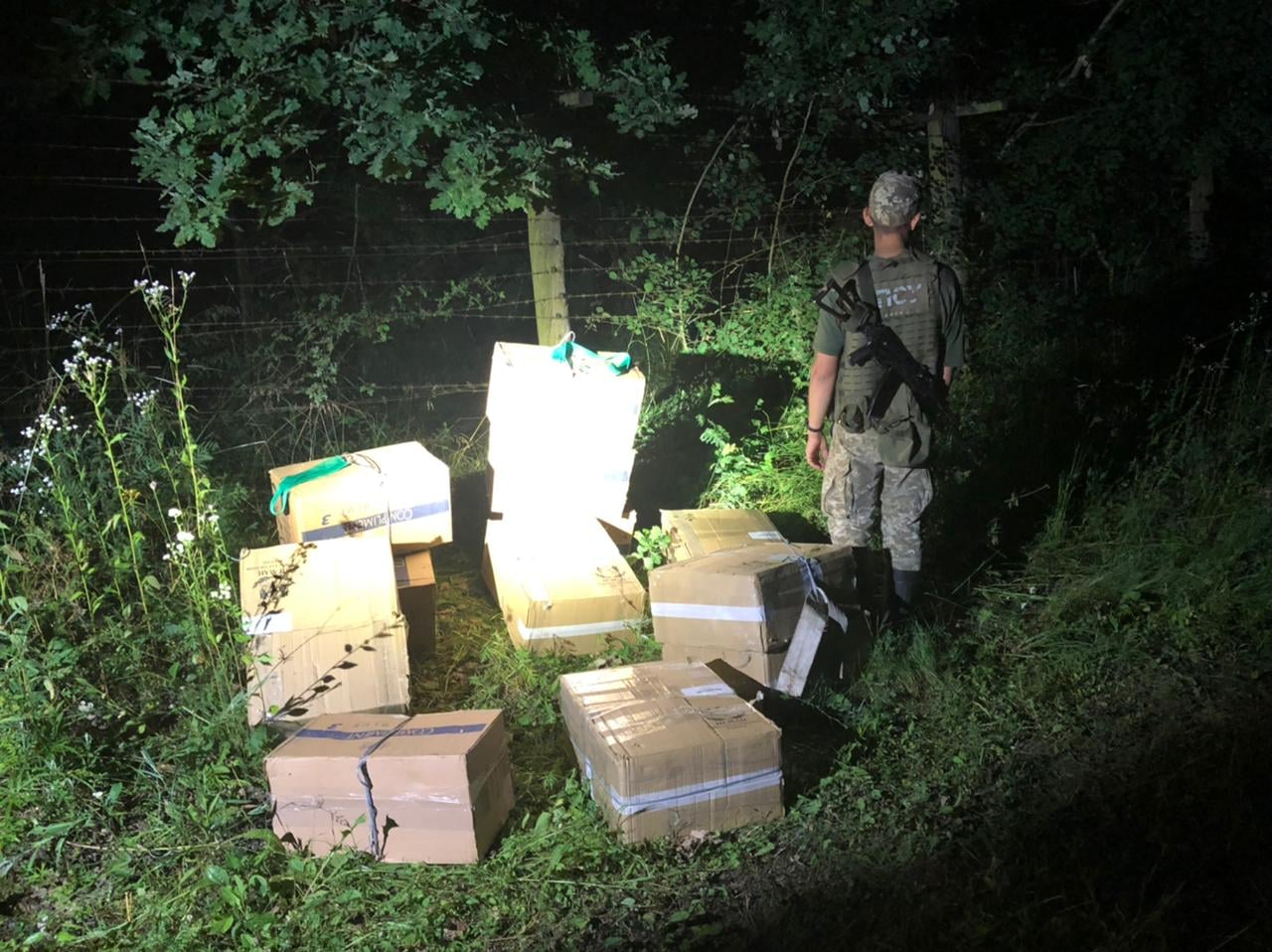 Біля закарпатського кордону прикордонники знайшли шість тисяч пачок контрабандних цигарок