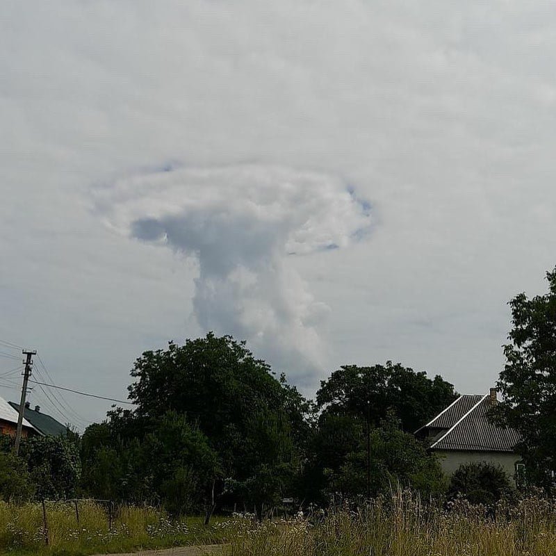 На Закарпатті сфотографували незвичне явище, схоже на ядерний гриб