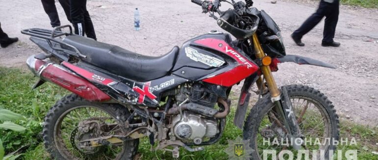 На Хустщині за участю двох мотоциклістів сталася смертельна ДТП: одна людина померла