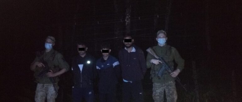 Незаконно пробиралися до Словаччини: на Закарпатті затримали трьох нелегалів з Індії