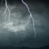 Смертельні селфі: в Індії померло понад 10 людей від удару блискавки