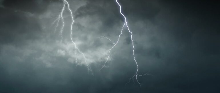 Смертельні селфі: в Індії померло понад 10 людей від удару блискавки