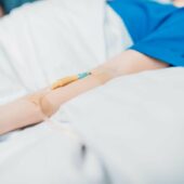 Моторошна розправа з дитиною: у Дніпрі вітчим порізав ножем дворічного хлопчика