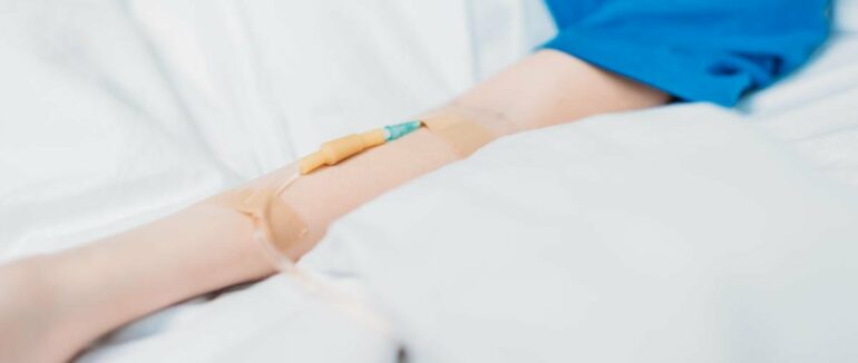 Моторошна розправа з дитиною: у Дніпрі вітчим порізав ножем дворічного хлопчика