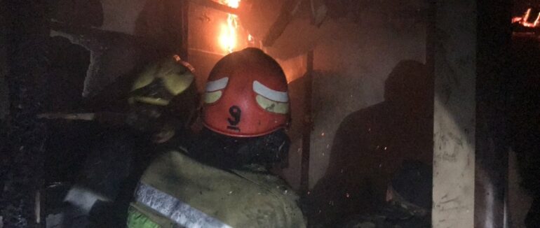 Вечірня пожежа на Ужгородщині: вогнеборці ліквідували пожежу оптичного боксу