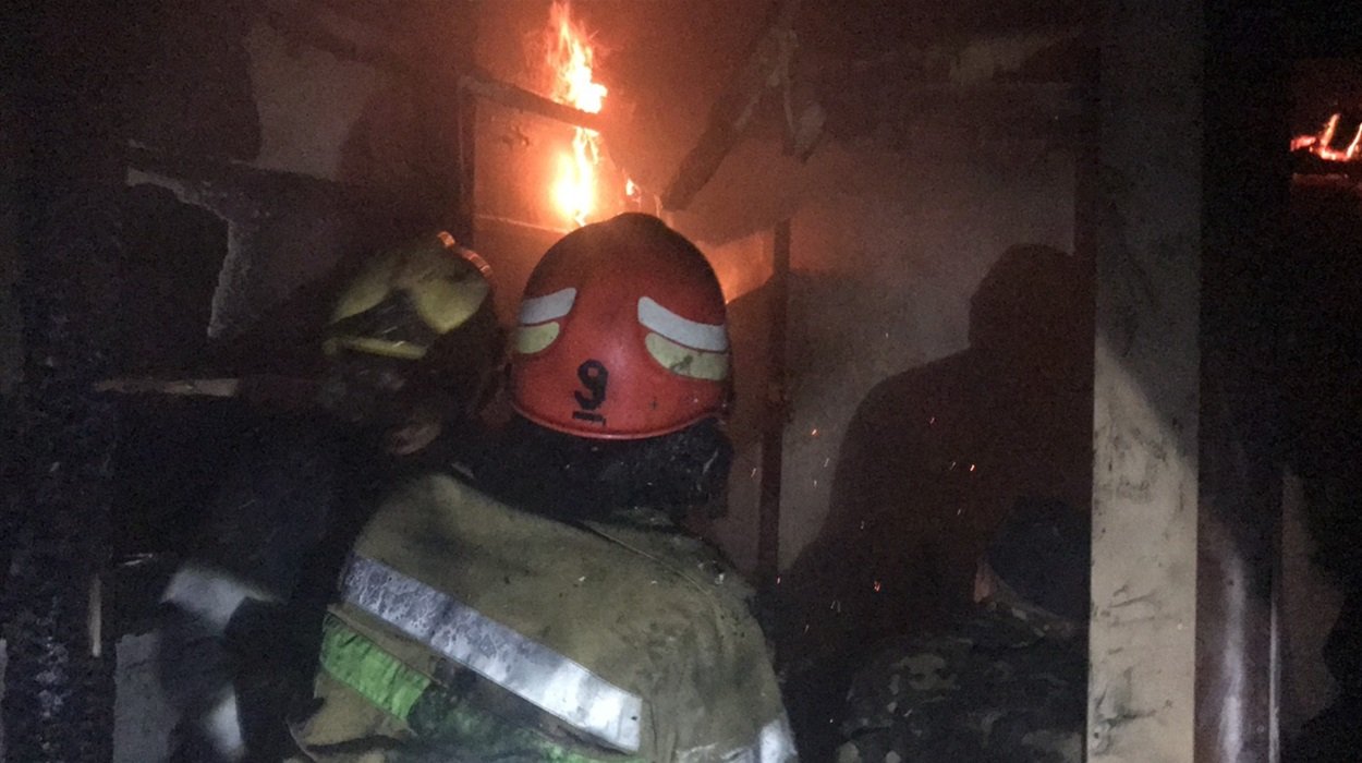 Вечірня пожежа на Ужгородщині: вогнеборці ліквідували пожежу оптичного боксу