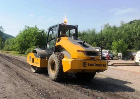 На Тячівщині тривають роботи з ремонту автошляхів