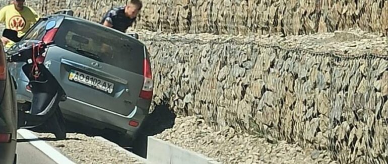 ДТП на Тячівщині: водій потрапив у новозбудований кювет