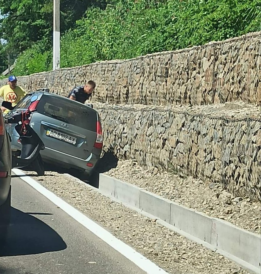 ДТП на Тячівщині: водій потрапив у новозбудований кювет