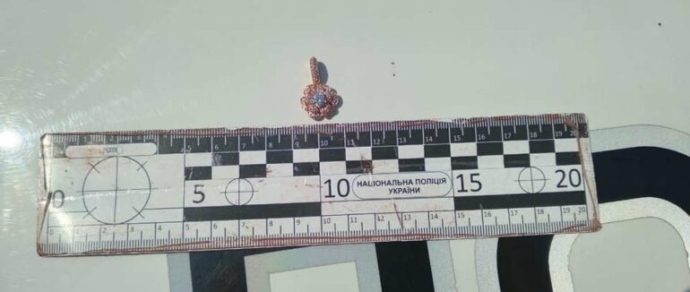 Зірвав та втік: в Ужгороді чоловік пограбував жінку серед білого дня