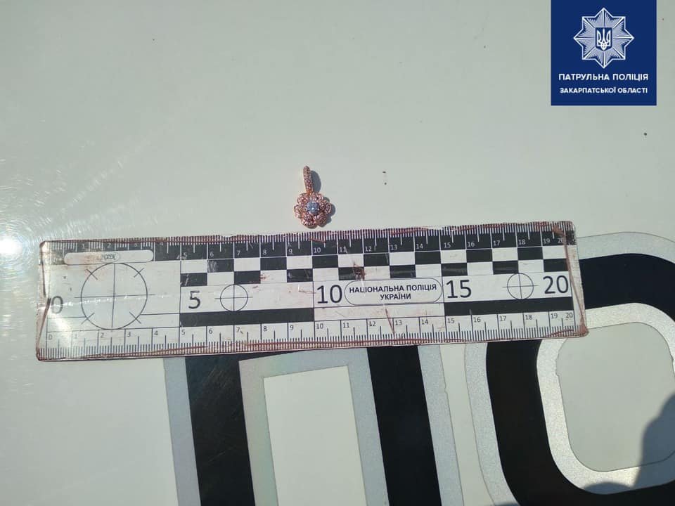 Зірвав та втік: в Ужгороді чоловік пограбував жінку серед білого дня