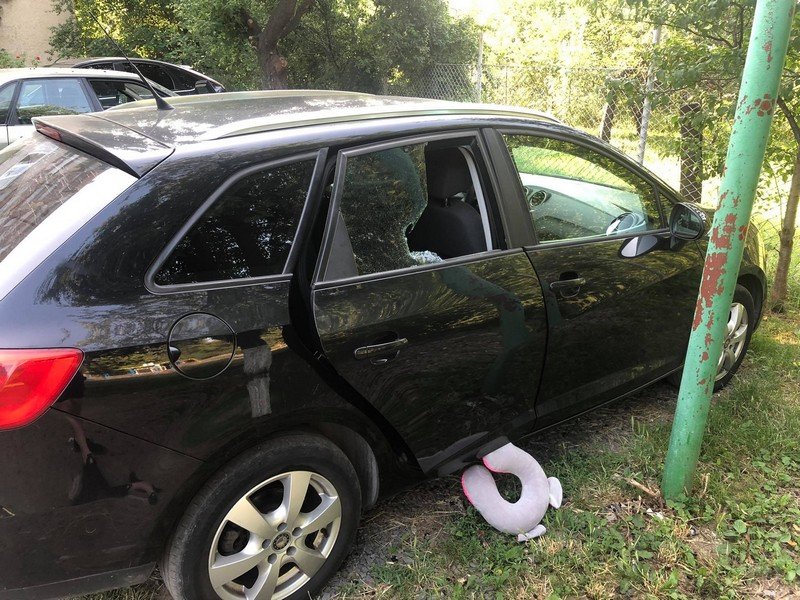 Обкрадання машин в Мукачеві: відеокамери зафіксували нічного грабіжника