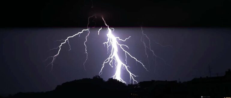 В мережі оприлюднили вражаючі світлини вчорашньої грози над Ужгородом